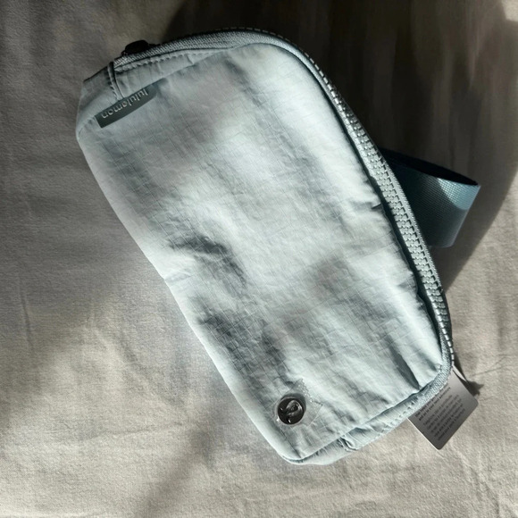 🆕 Lululemon Everywhere Belt Bag Powder Blue - Picture 1 of 8